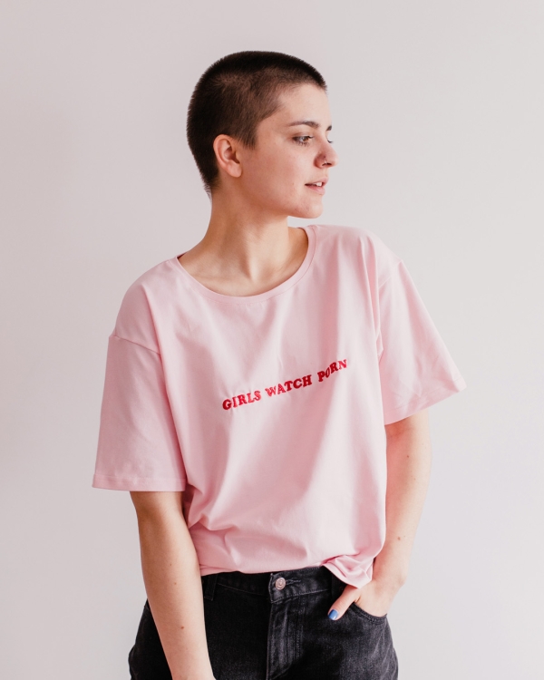 rozowy-tshirt-oversize-z-czerwonym-haftem-girls-watch-porn-1