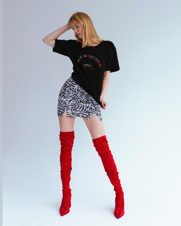 czarny-t-shirt-z-haftem-girls-watch-porn-4.jpg