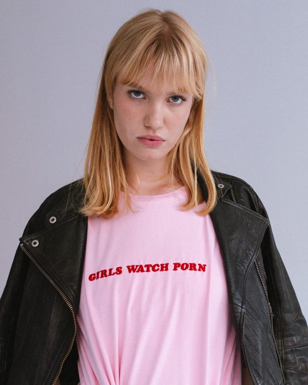 różowy-t-shirt-sasha-z-haftem-girls-watch-porn-4.jpg